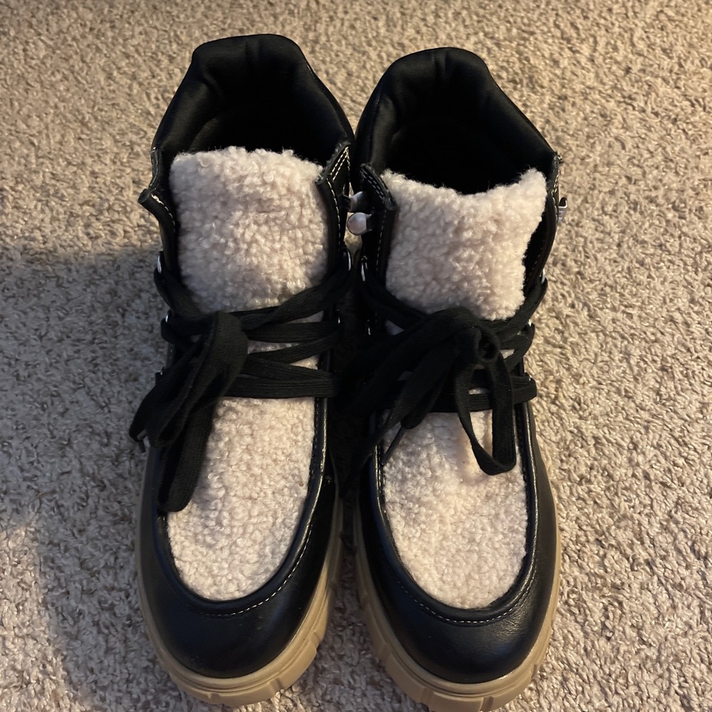 Universal threads kimber Sherpa boots
